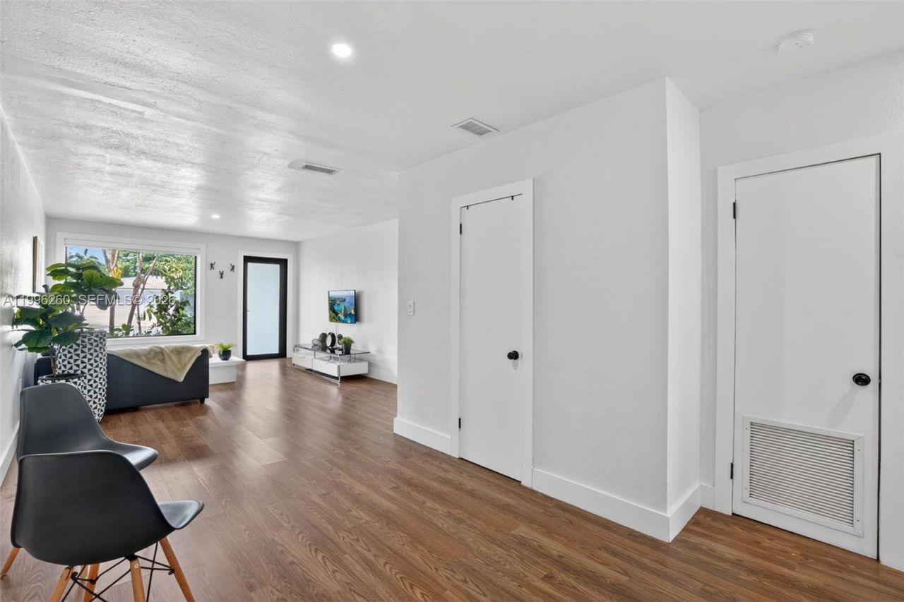 7811 NE 10th Ct, Miami, FL 33138 Photo