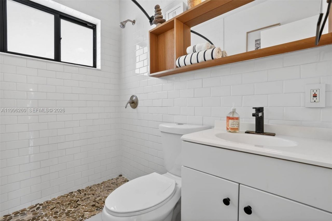 7811 NE 10th Ct, Miami, FL 33138 Photo