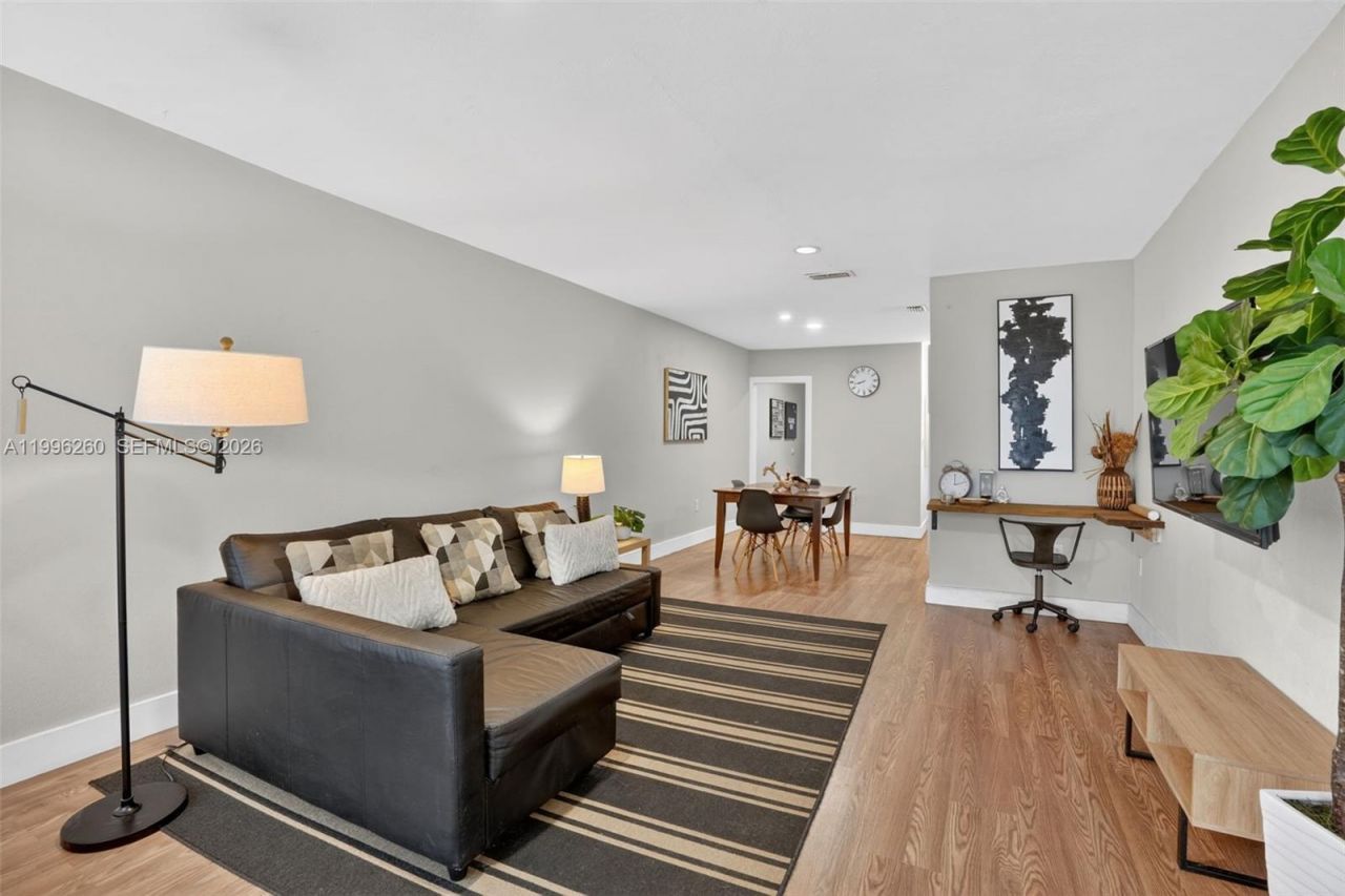 7811 NE 10th Ct, Miami, FL 33138 Photo