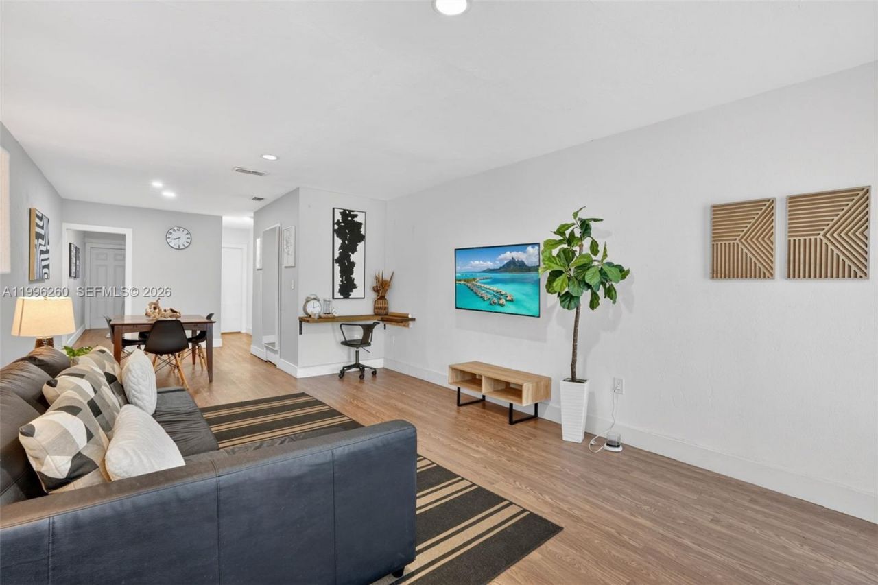 7811 NE 10th Ct, Miami, FL 33138 Photo