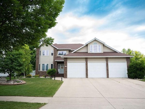 2609 Meadow Creek Circle S, Fargo, ND 58104