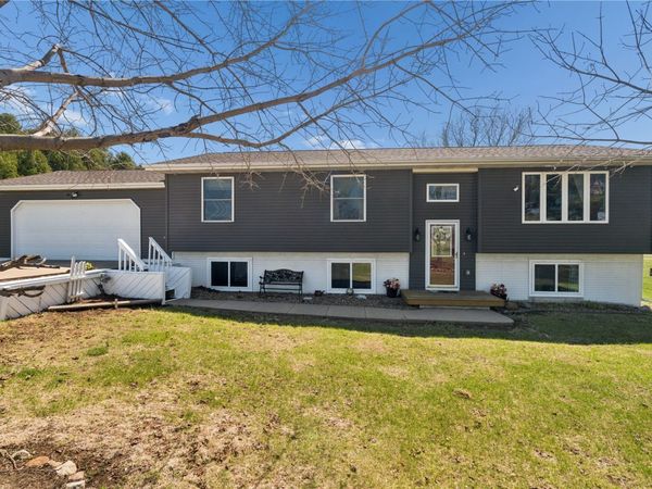 2425 Kenway Boulevard SW, Cedar Rapids, IA 52404