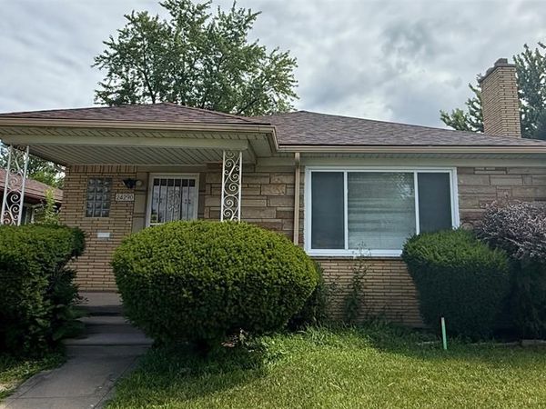 24290 Eastwood Street, Oak Park, MI 48237