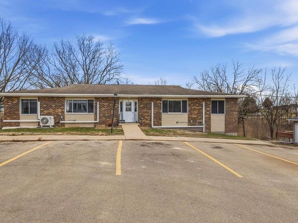 10 N Johnson Street, Andrew, IA 52030