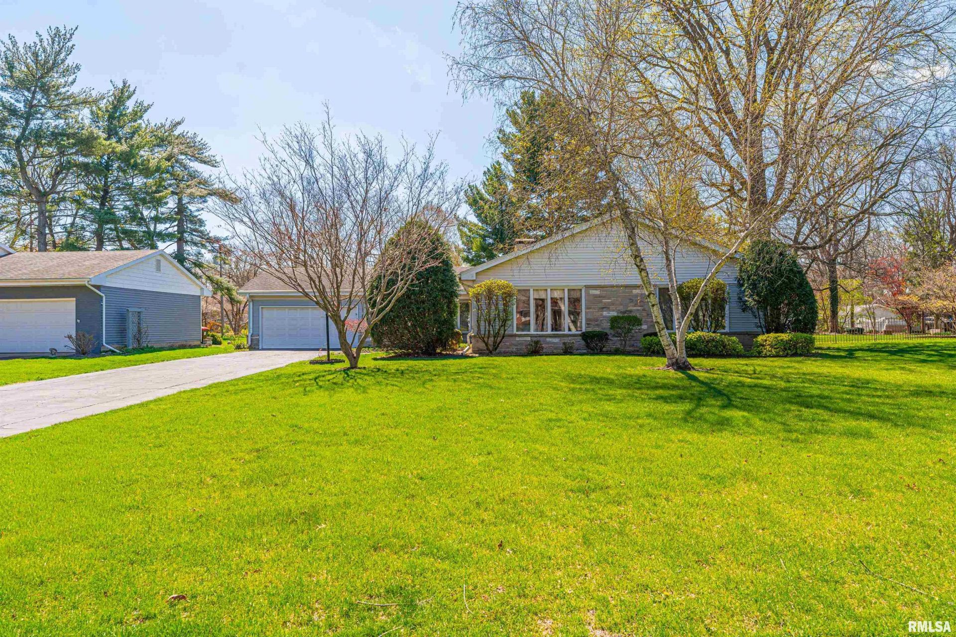 215 Park Place Place, Lincoln, IL 62656 Main Photo