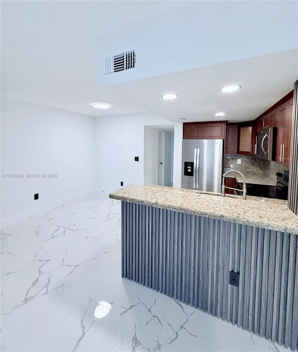 8660 NW 5th Ter, Unit 15-108, Miami, FL 33126 Photo