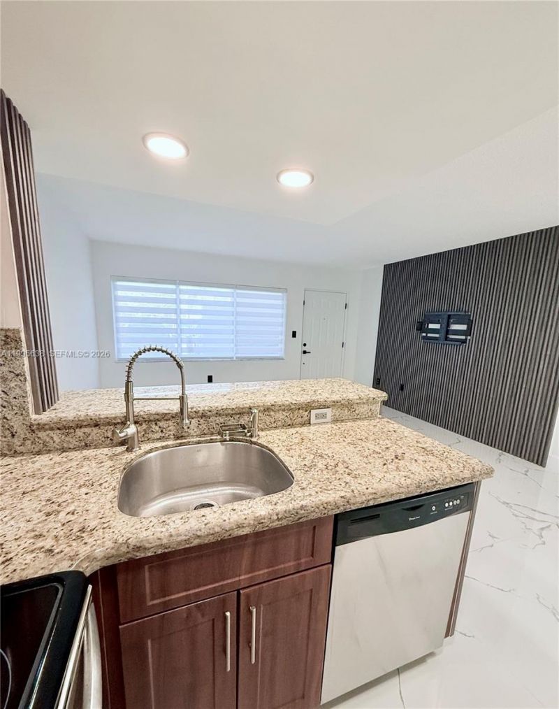 8660 NW 5th Ter, Unit 15-108, Miami, FL 33126 Photo