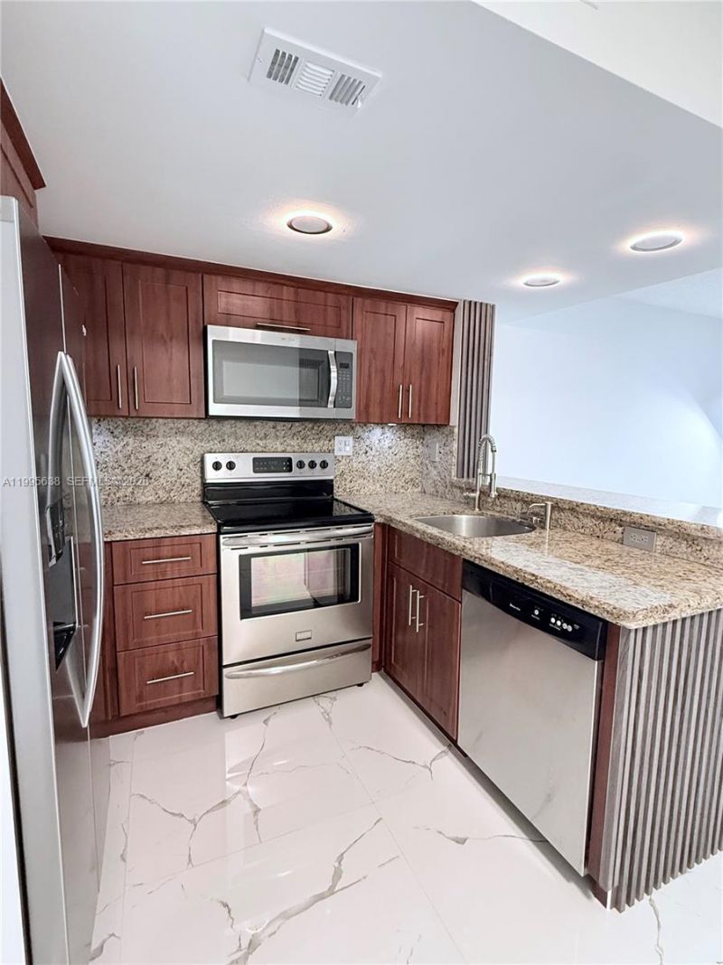 8660 NW 5th Ter, Unit 15-108, Miami, FL 33126 Photo