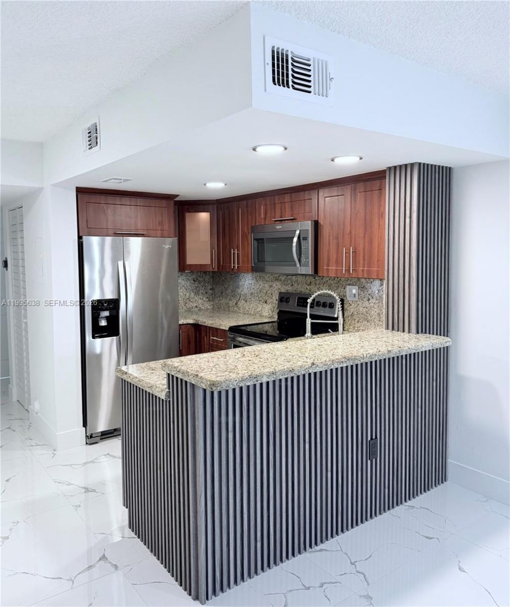 8660 NW 5th Ter, Unit 15-108, Miami, FL 33126 Photo