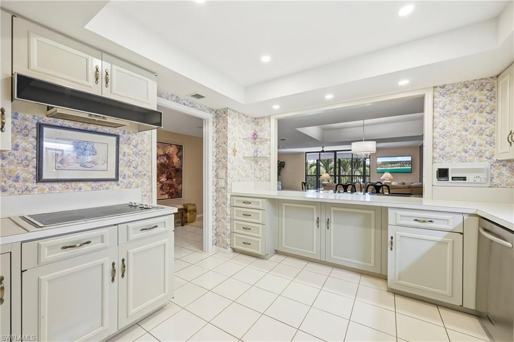 6075 Pelican Bay Blvd, Unit 201, Naples, FL 34108 Photo