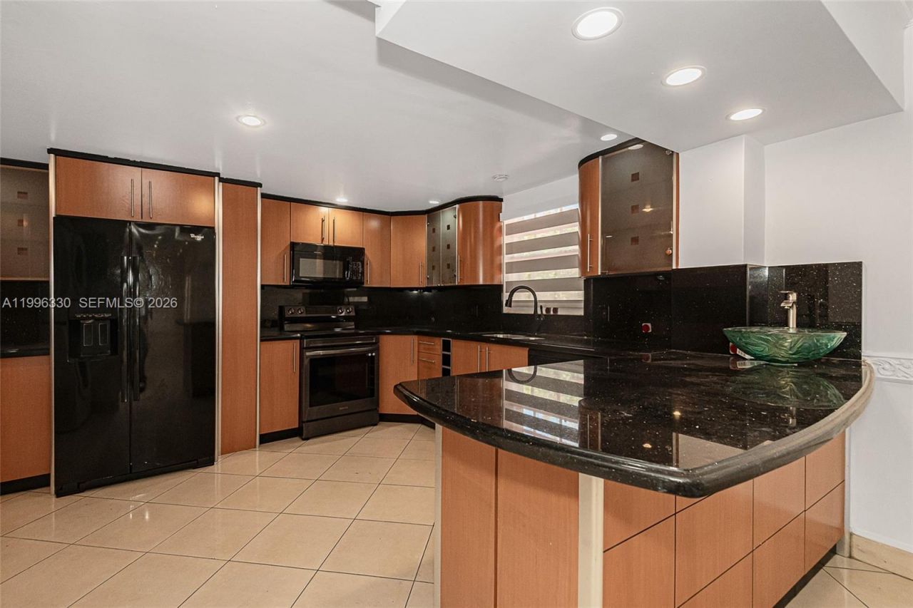 2545 NE 207th St, Miami, FL 33180 Photo