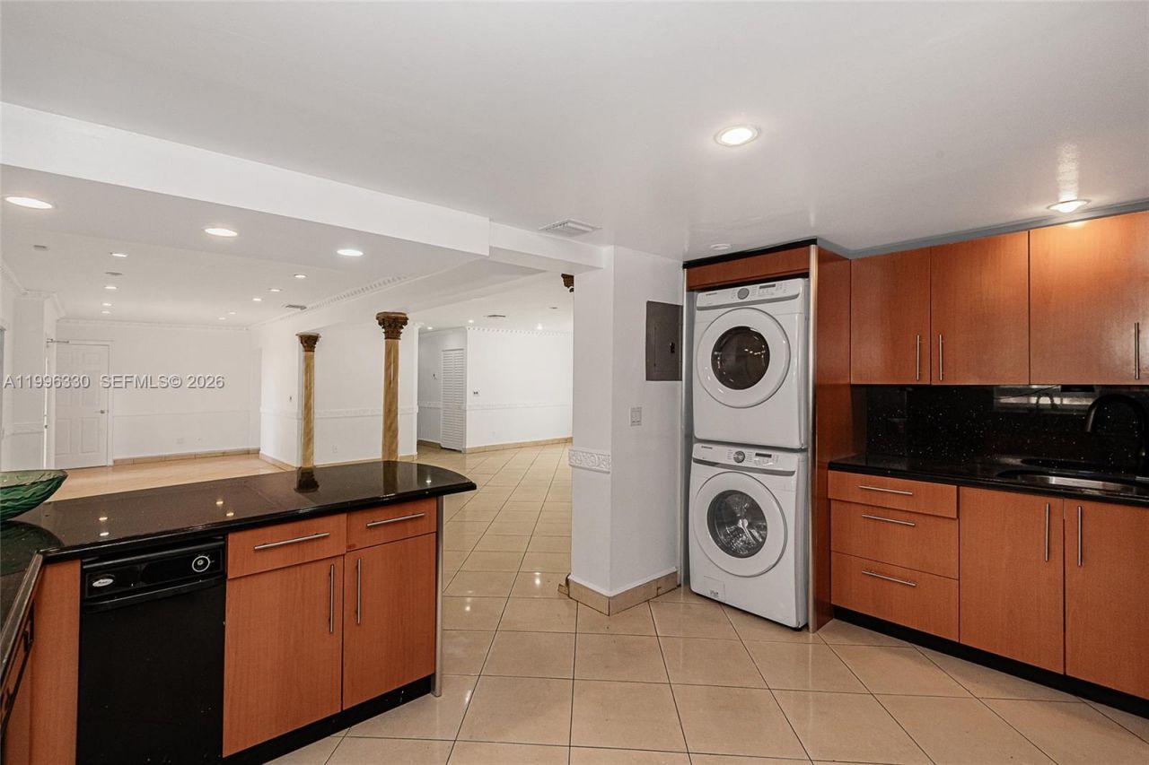 2545 NE 207th St, Miami, FL 33180 Photo