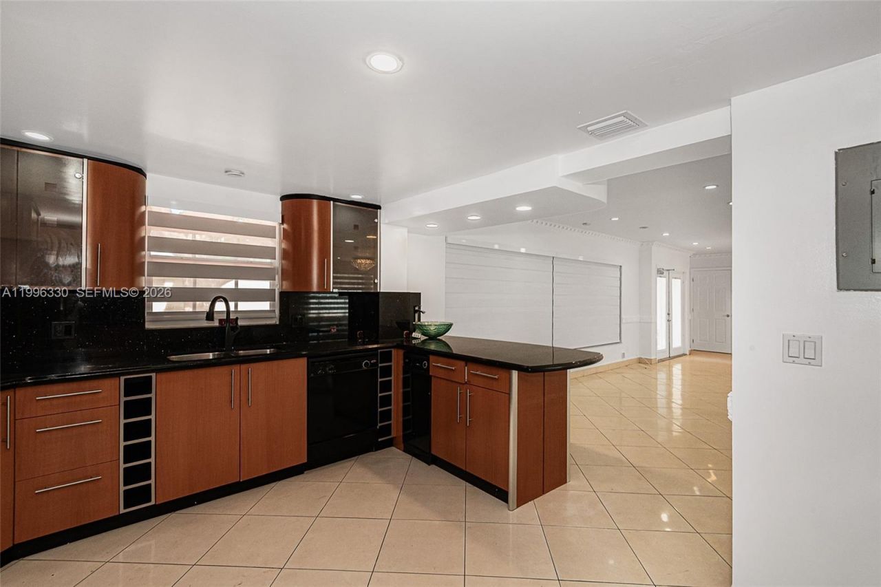 2545 NE 207th St, Miami, FL 33180 Photo