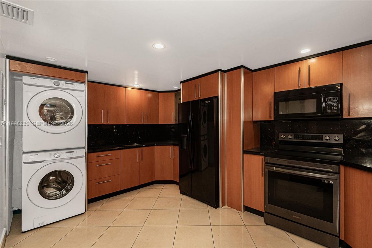 2545 NE 207th St, Miami, FL 33180 Photo