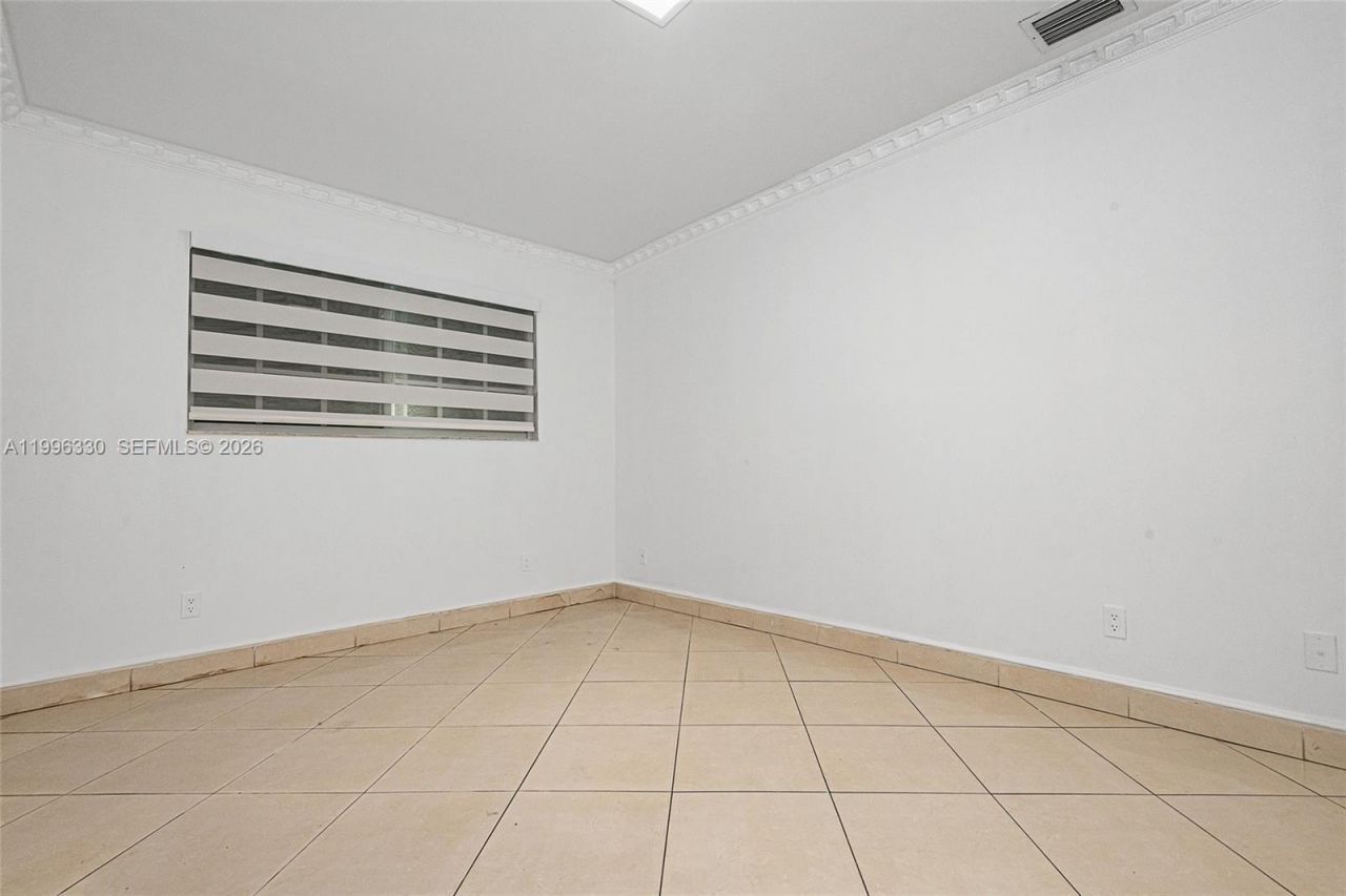 2545 NE 207th St, Miami, FL 33180 Photo