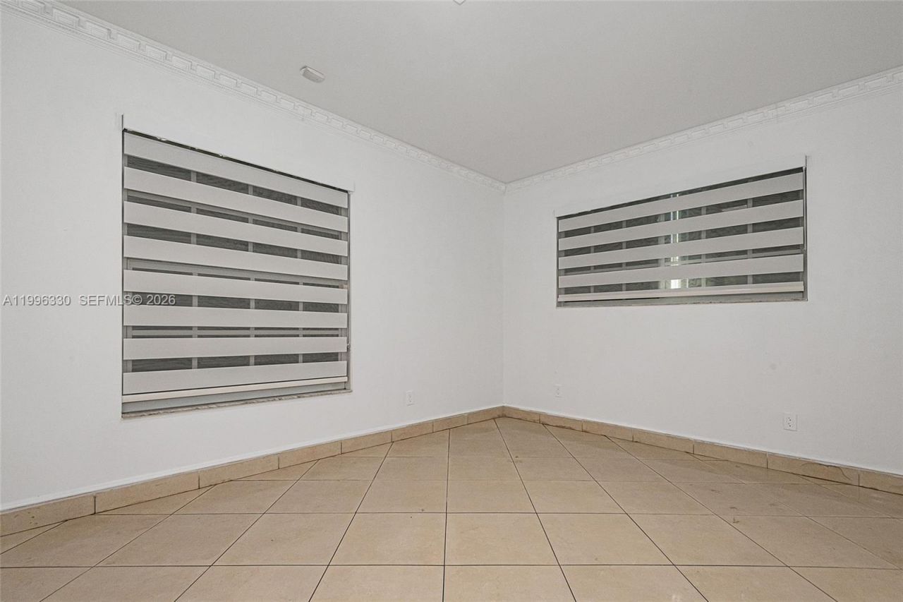 2545 NE 207th St, Miami, FL 33180 Photo