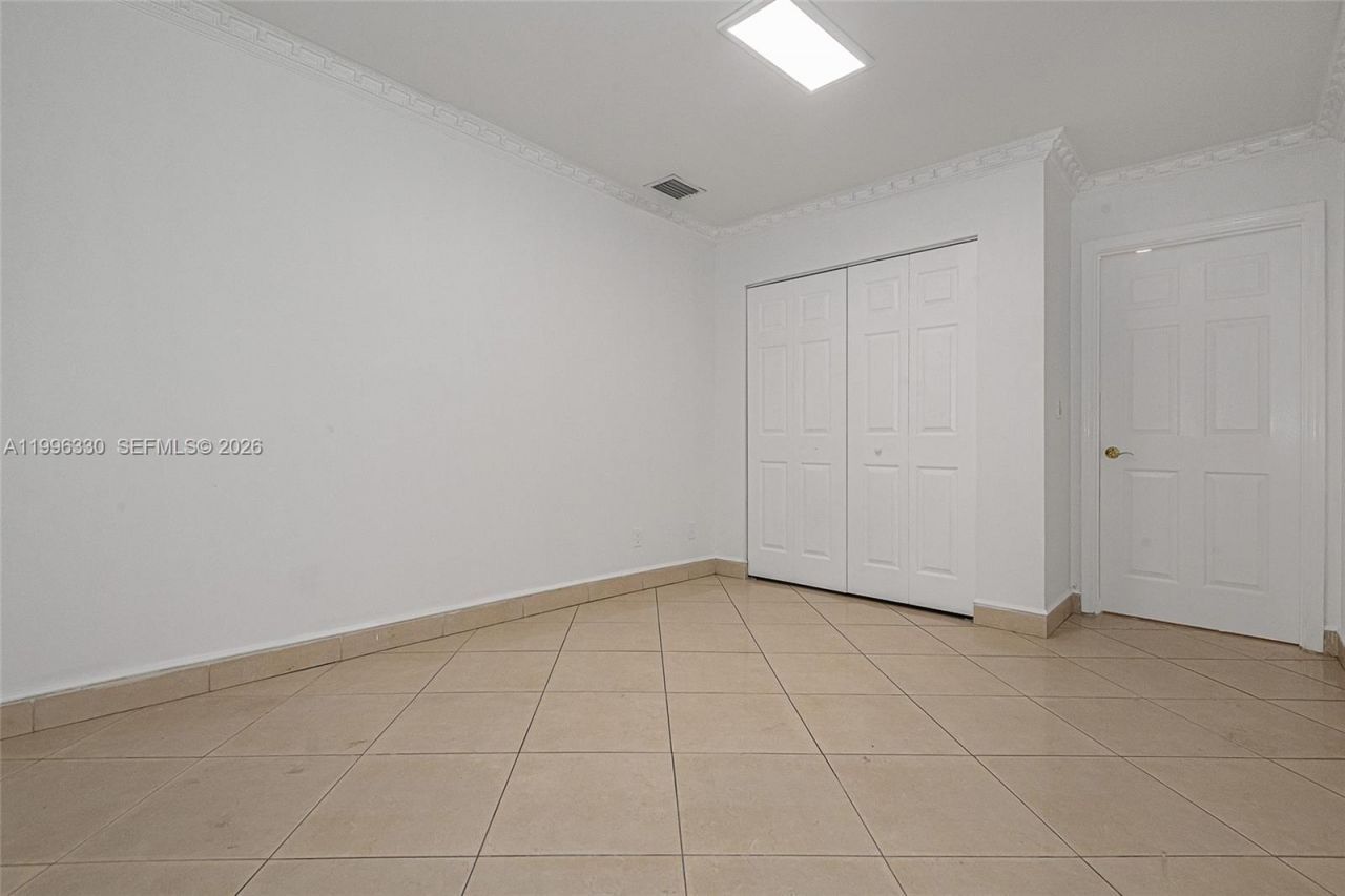 2545 NE 207th St, Miami, FL 33180 Photo