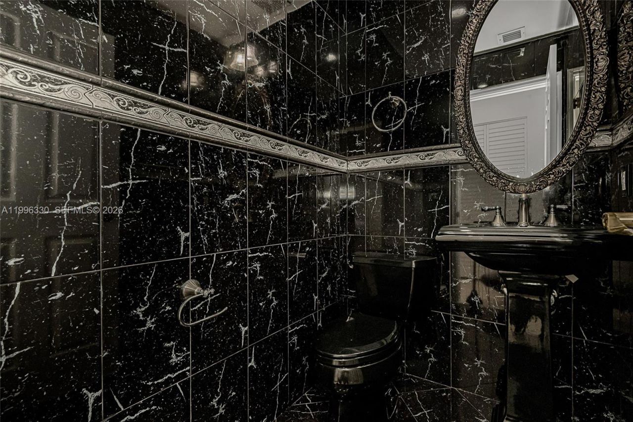 2545 NE 207th St, Miami, FL 33180 Photo