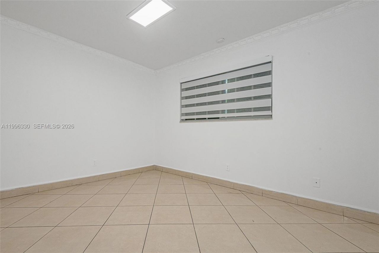 2545 NE 207th St, Miami, FL 33180 Photo