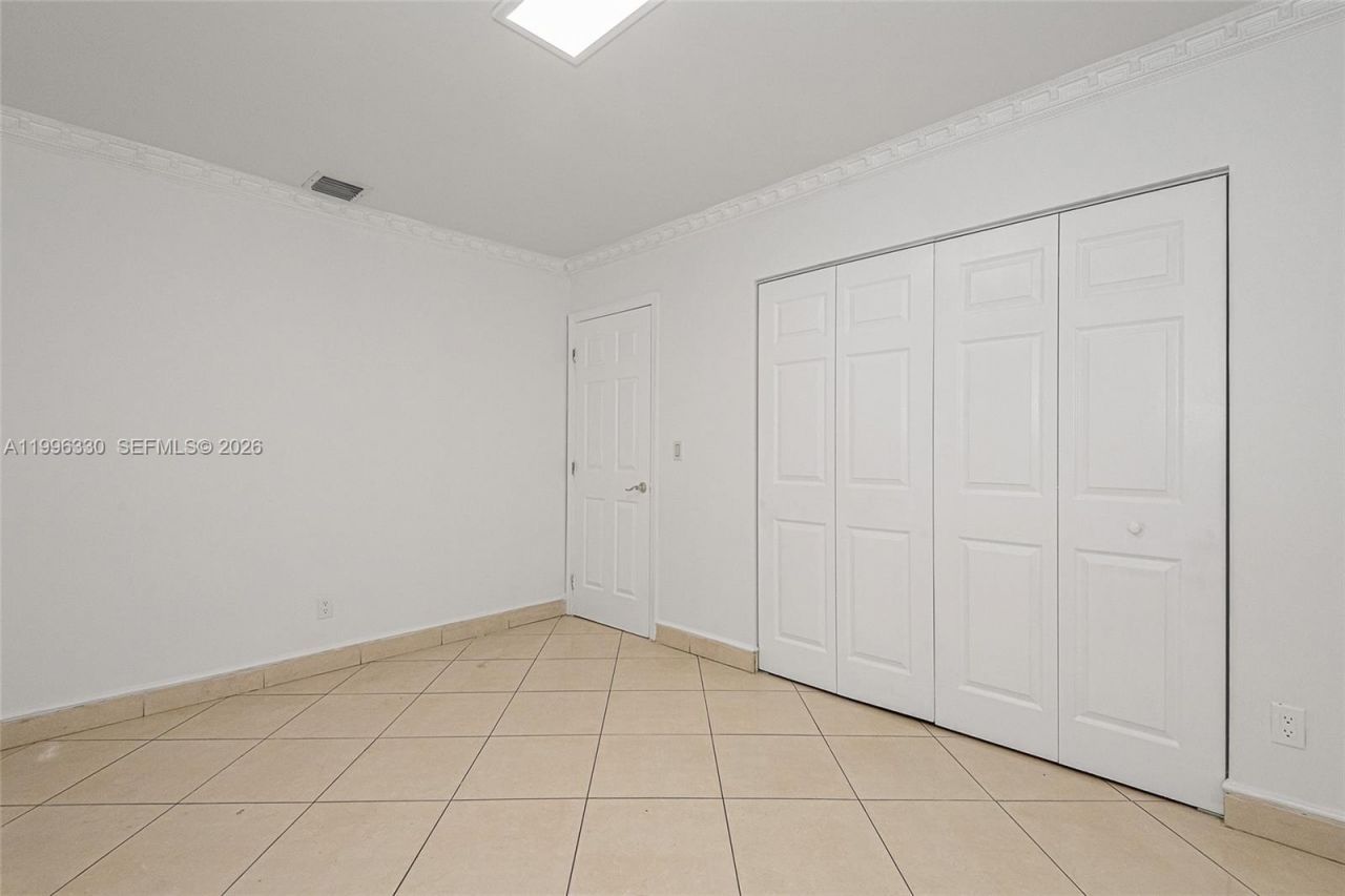 2545 NE 207th St, Miami, FL 33180 Photo