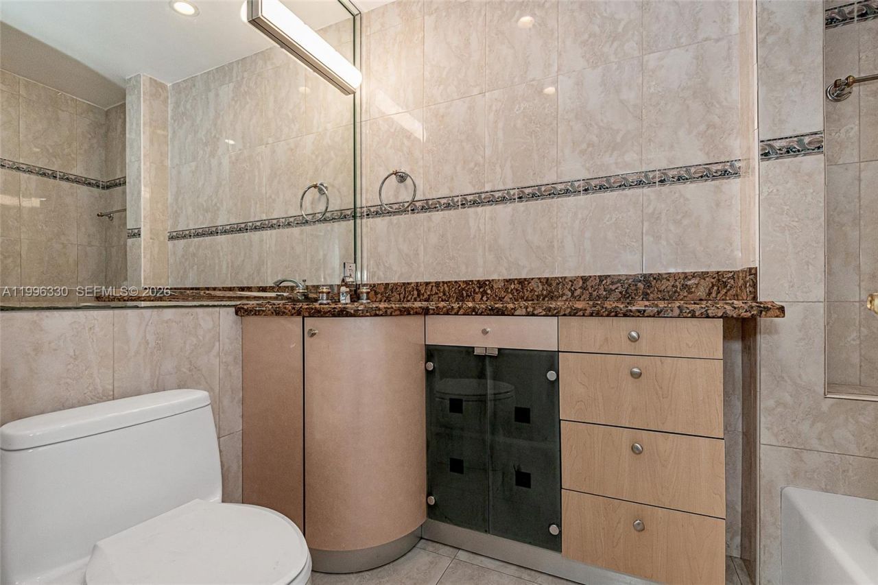 2545 NE 207th St, Miami, FL 33180 Photo