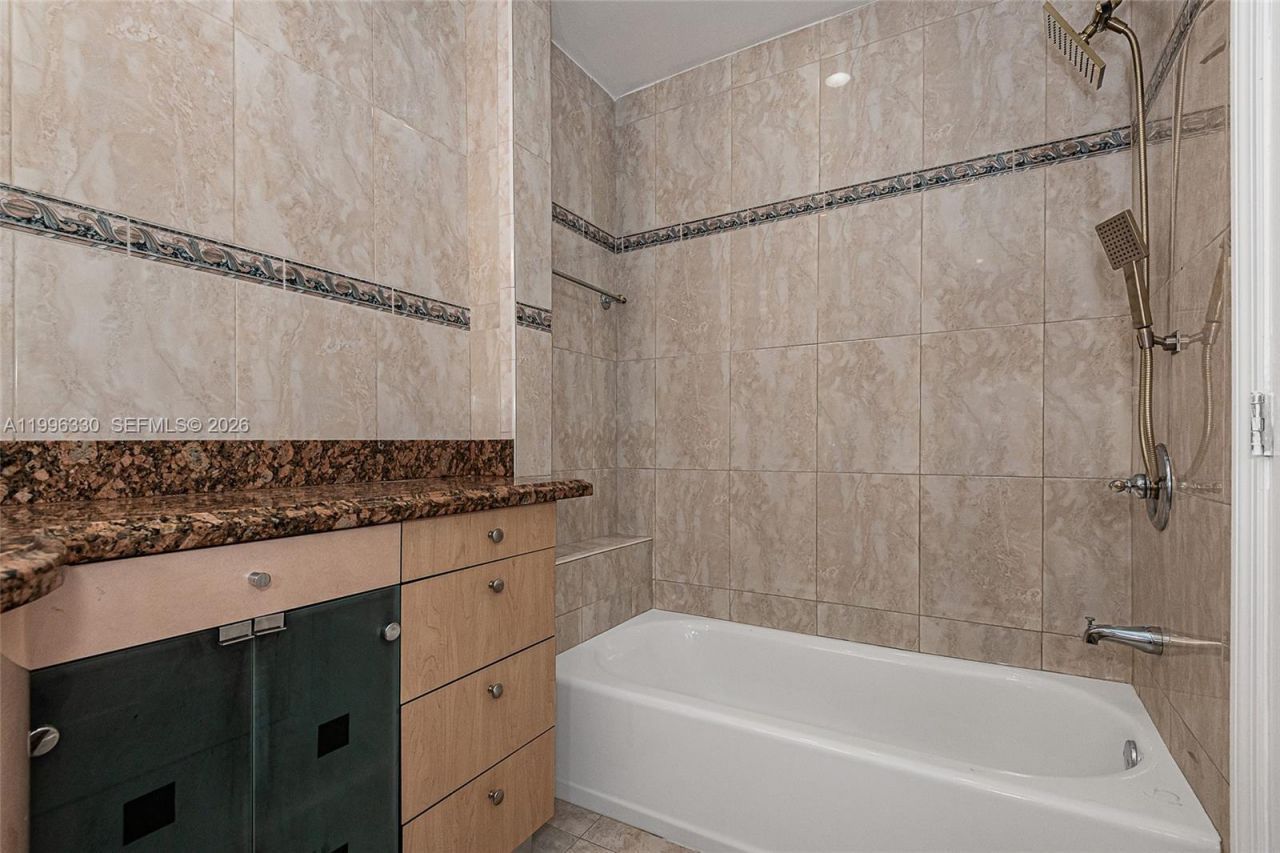 2545 NE 207th St, Miami, FL 33180 Photo