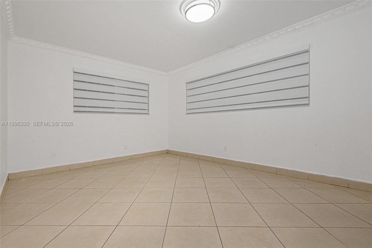 2545 NE 207th St, Miami, FL 33180 Photo