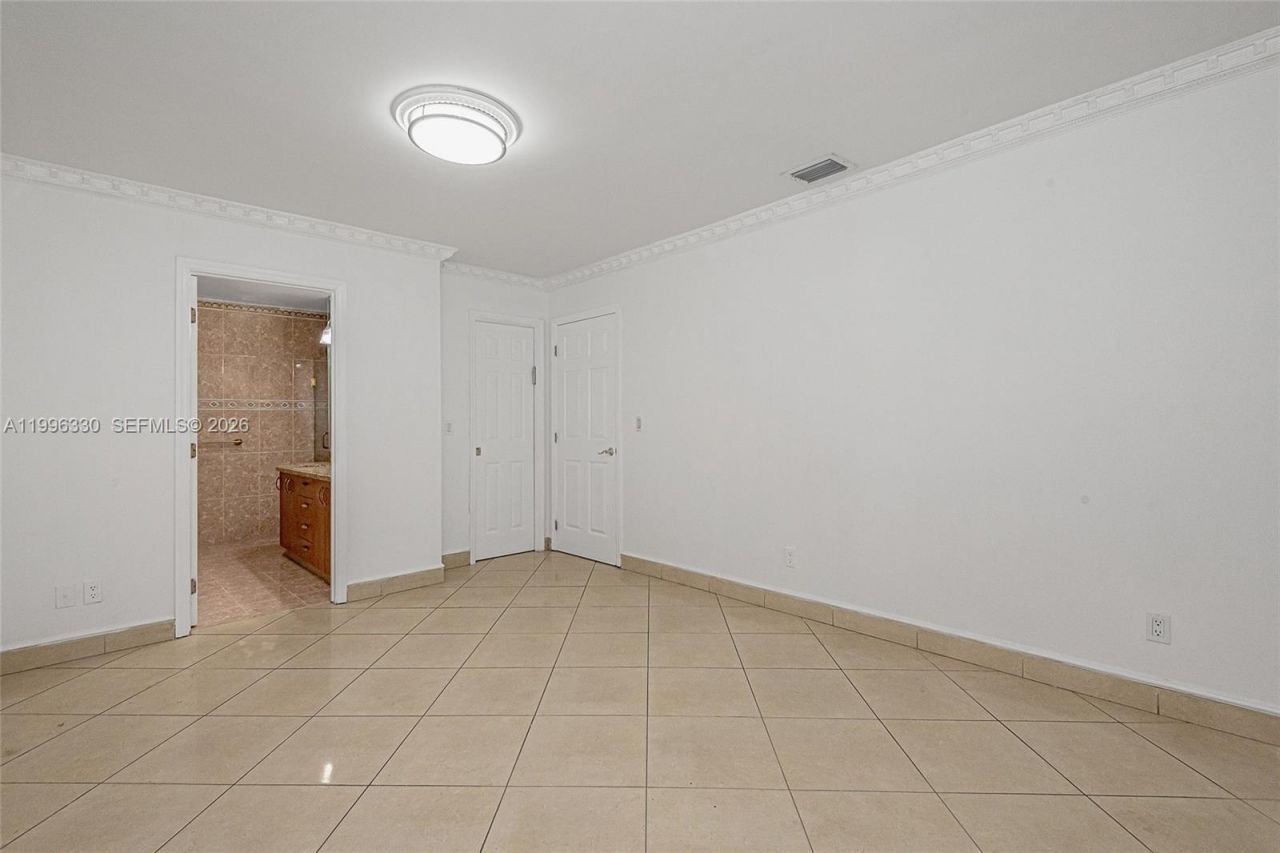 2545 NE 207th St, Miami, FL 33180 Photo