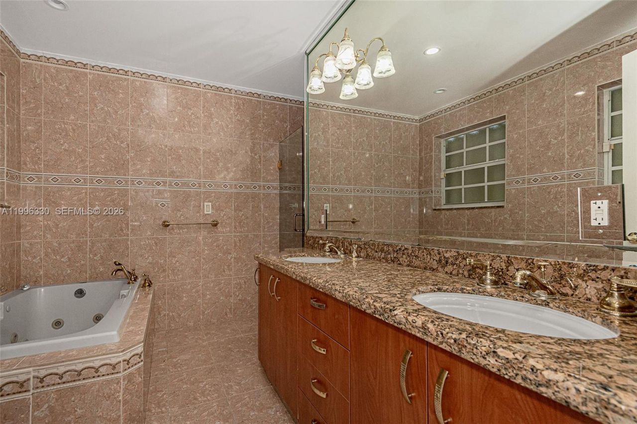 2545 NE 207th St, Miami, FL 33180 Photo