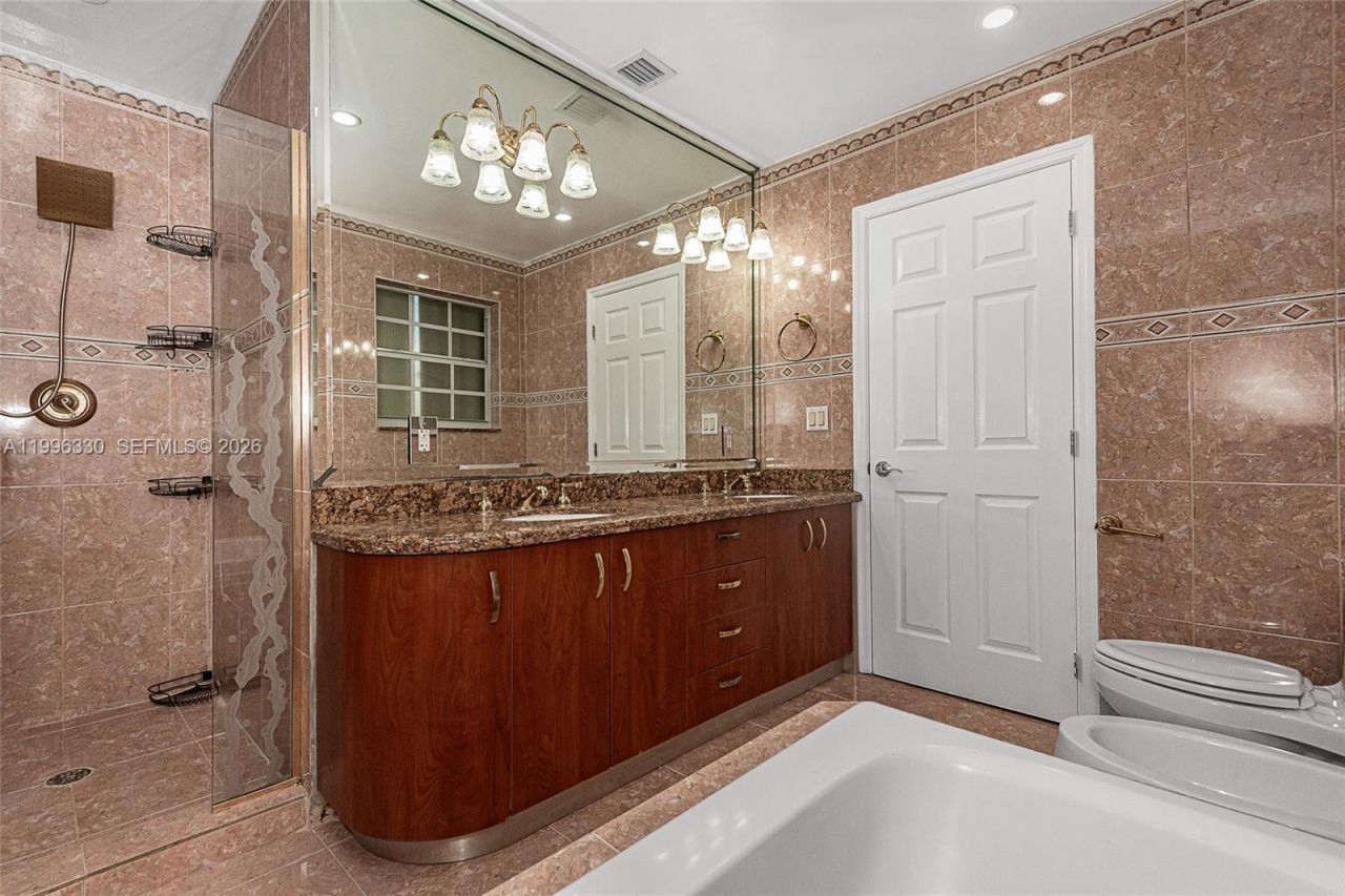 2545 NE 207th St, Miami, FL 33180 Photo