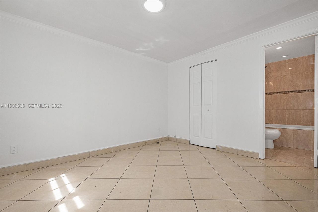 2545 NE 207th St, Miami, FL 33180 Photo