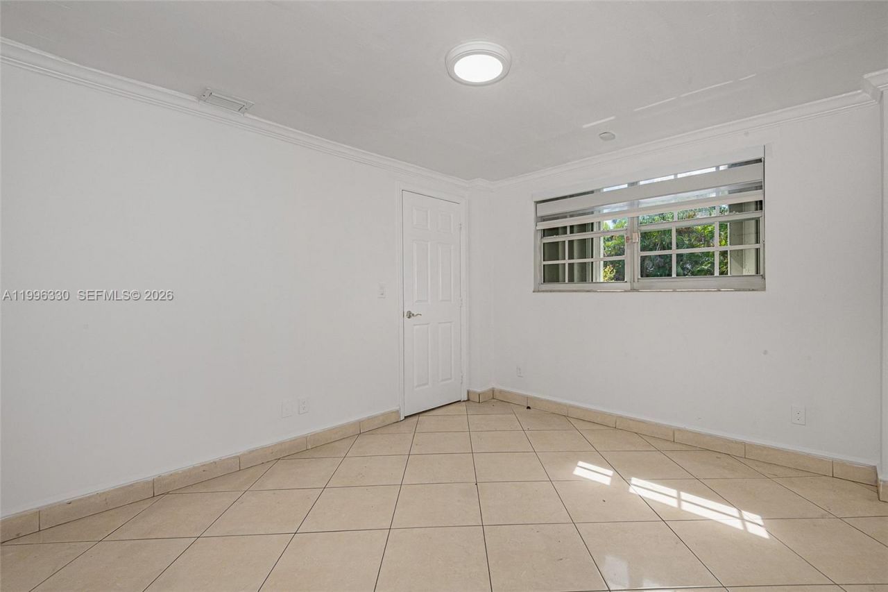 2545 NE 207th St, Miami, FL 33180 Photo