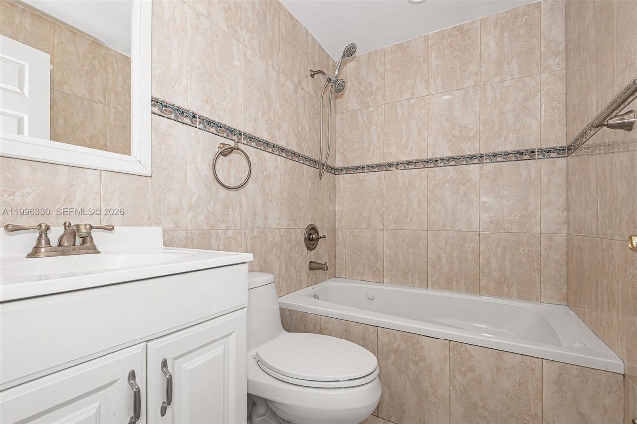 2545 NE 207th St, Miami, FL 33180 Photo