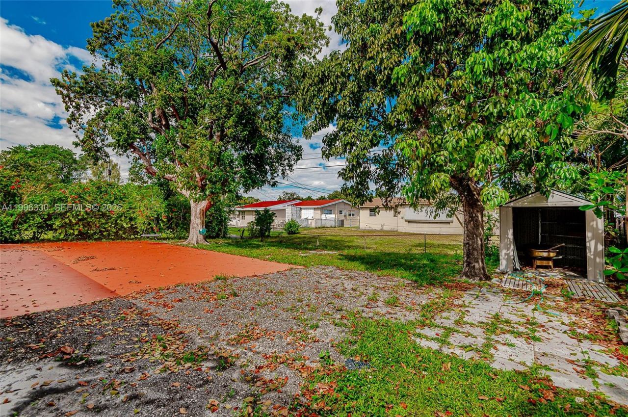 2545 NE 207th St, Miami, FL 33180 Photo