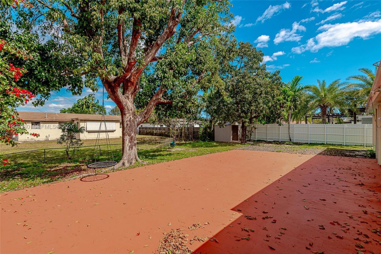 2545 NE 207th St, Miami, FL 33180 Photo