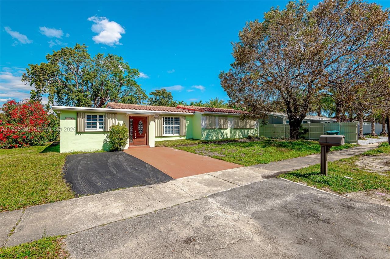2545 NE 207th St, Miami, FL 33180 Photo