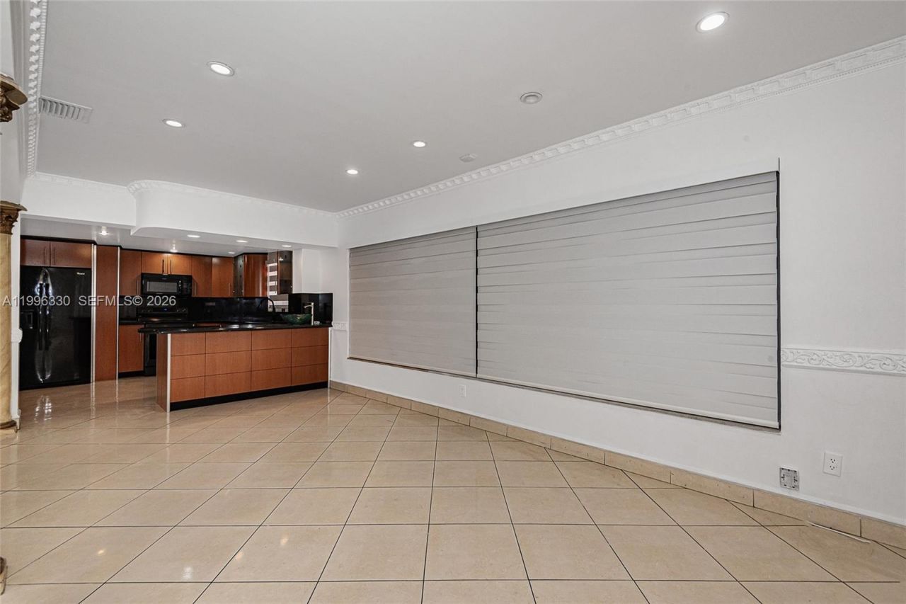 2545 NE 207th St, Miami, FL 33180 Photo