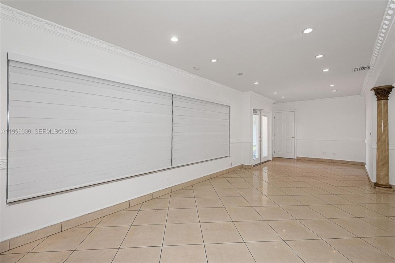 2545 NE 207th St, Miami, FL 33180 Photo