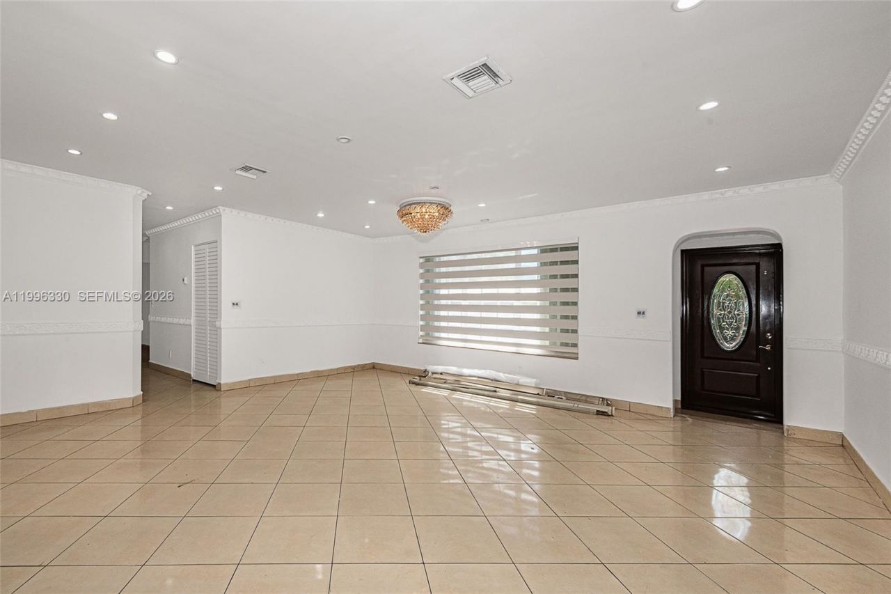 2545 NE 207th St, Miami, FL 33180 Photo