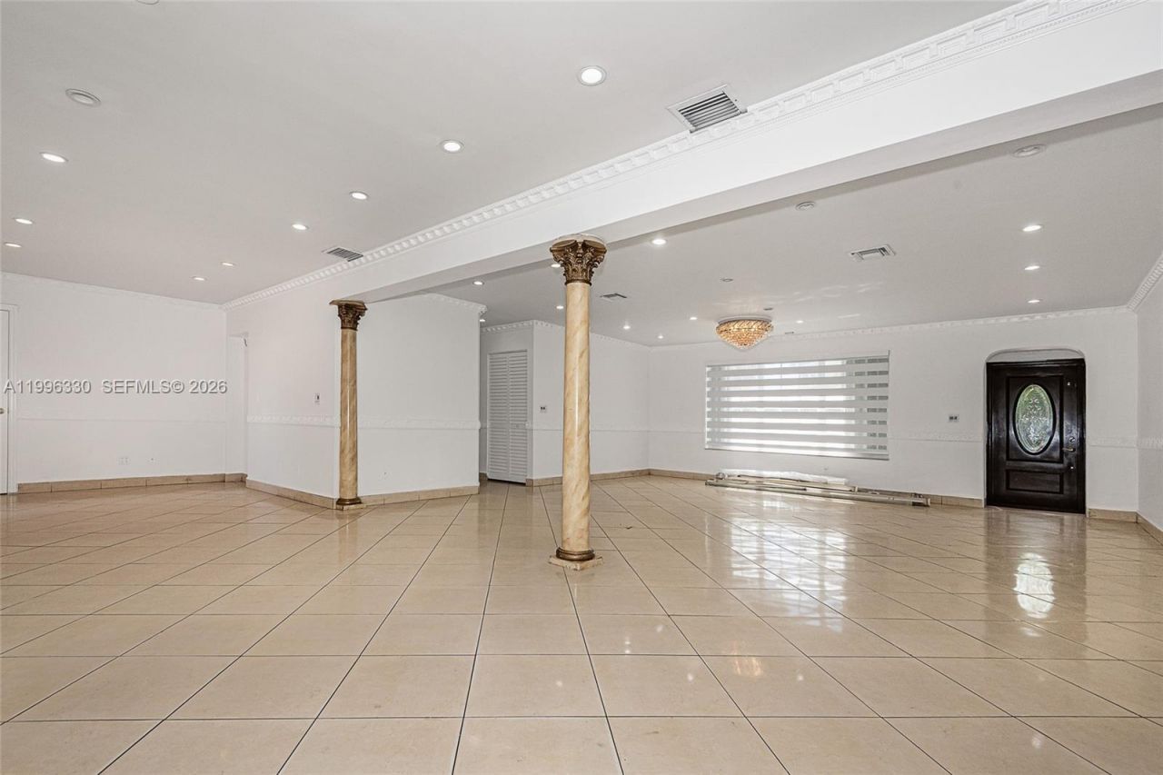 2545 NE 207th St, Miami, FL 33180 Photo