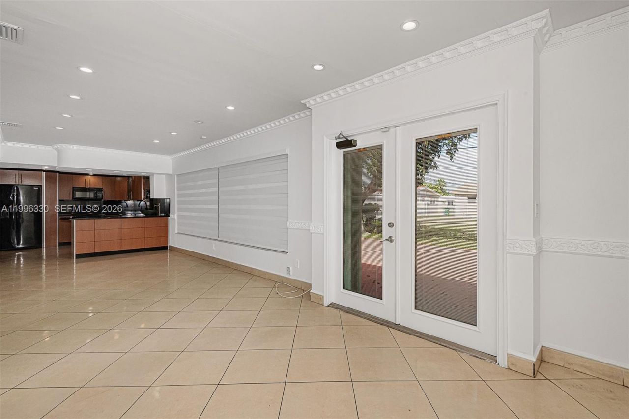 2545 NE 207th St, Miami, FL 33180 Photo