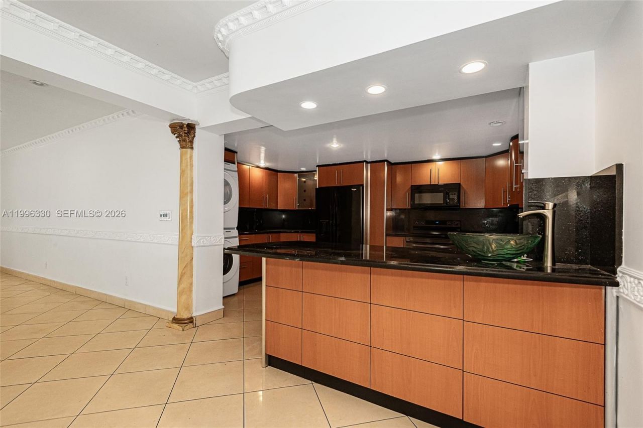 2545 NE 207th St, Miami, FL 33180 Photo