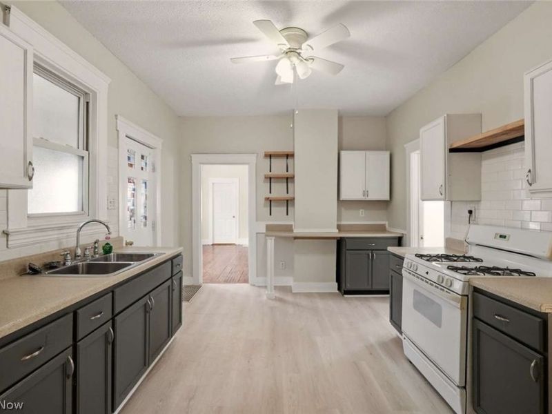 1714 Castle Avenue , Cleveland, OH 44113 Photo 5