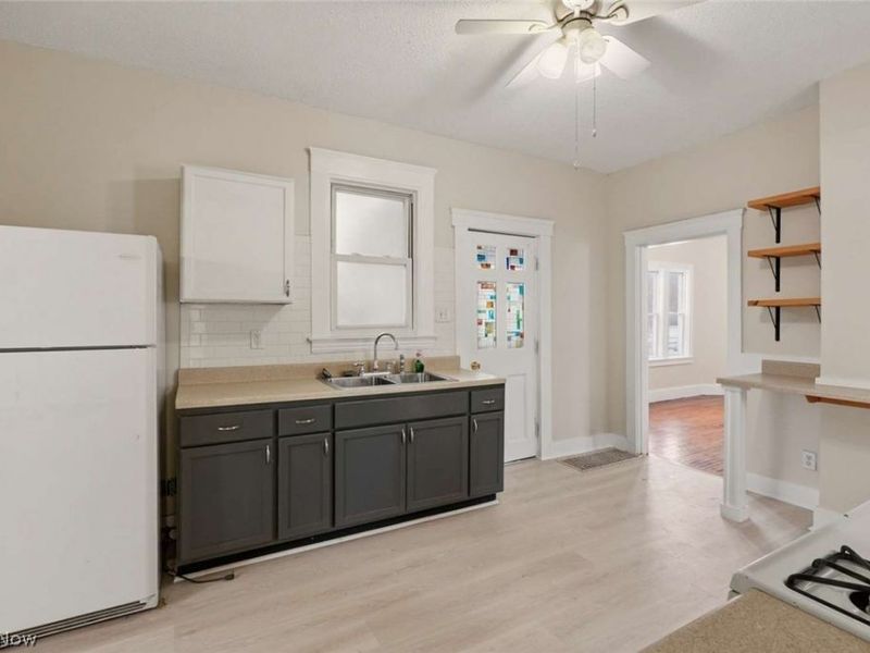 1714 Castle Avenue , Cleveland, OH 44113 Photo 6