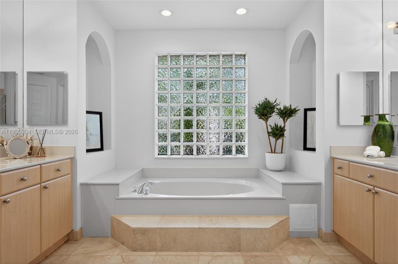 1396 Victoria Isle Dr, Weston, FL 33327 Photo