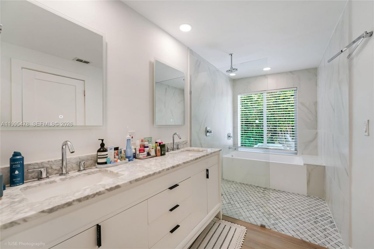 560 Hampton Ln, Key Biscayne, FL 33149 Photo