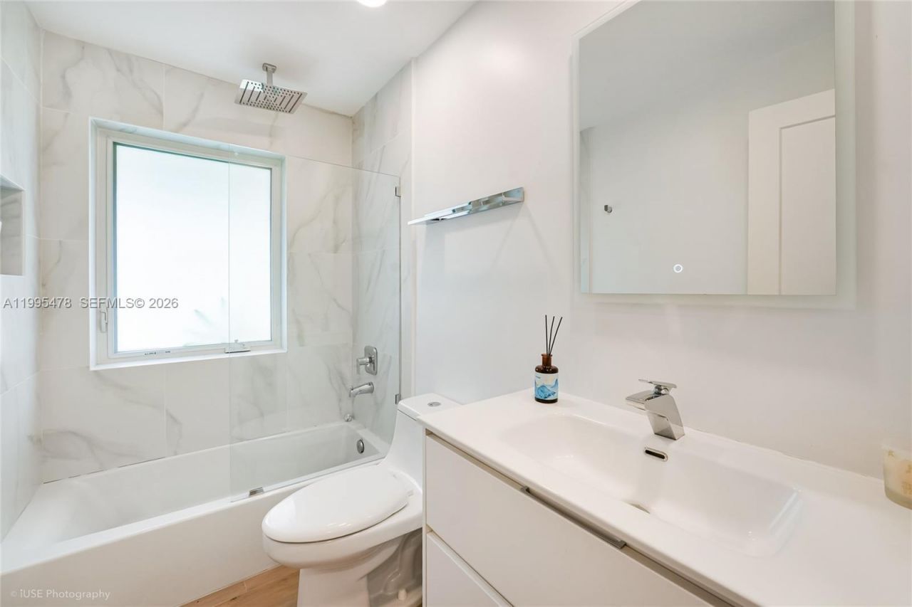 560 Hampton Ln, Key Biscayne, FL 33149 Photo