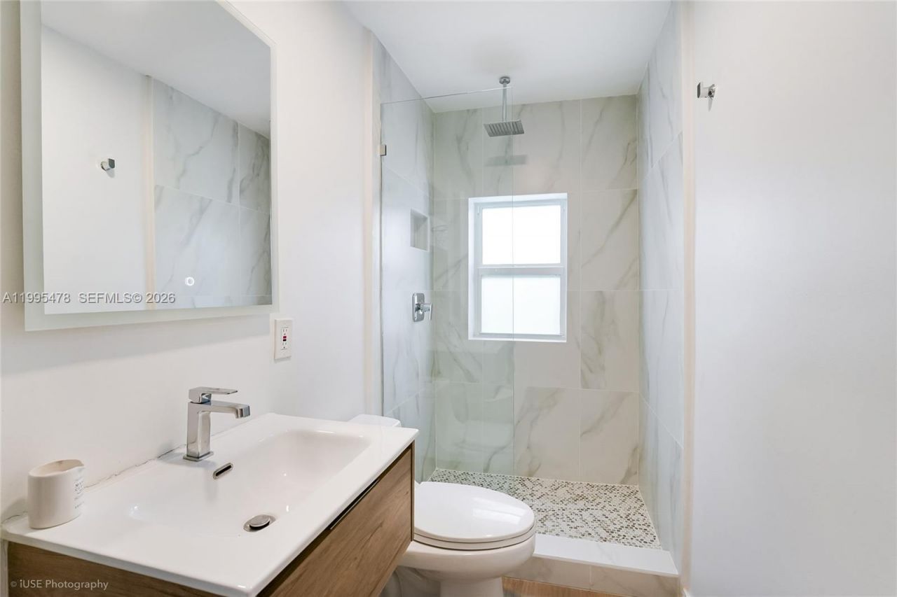 560 Hampton Ln, Key Biscayne, FL 33149 Photo