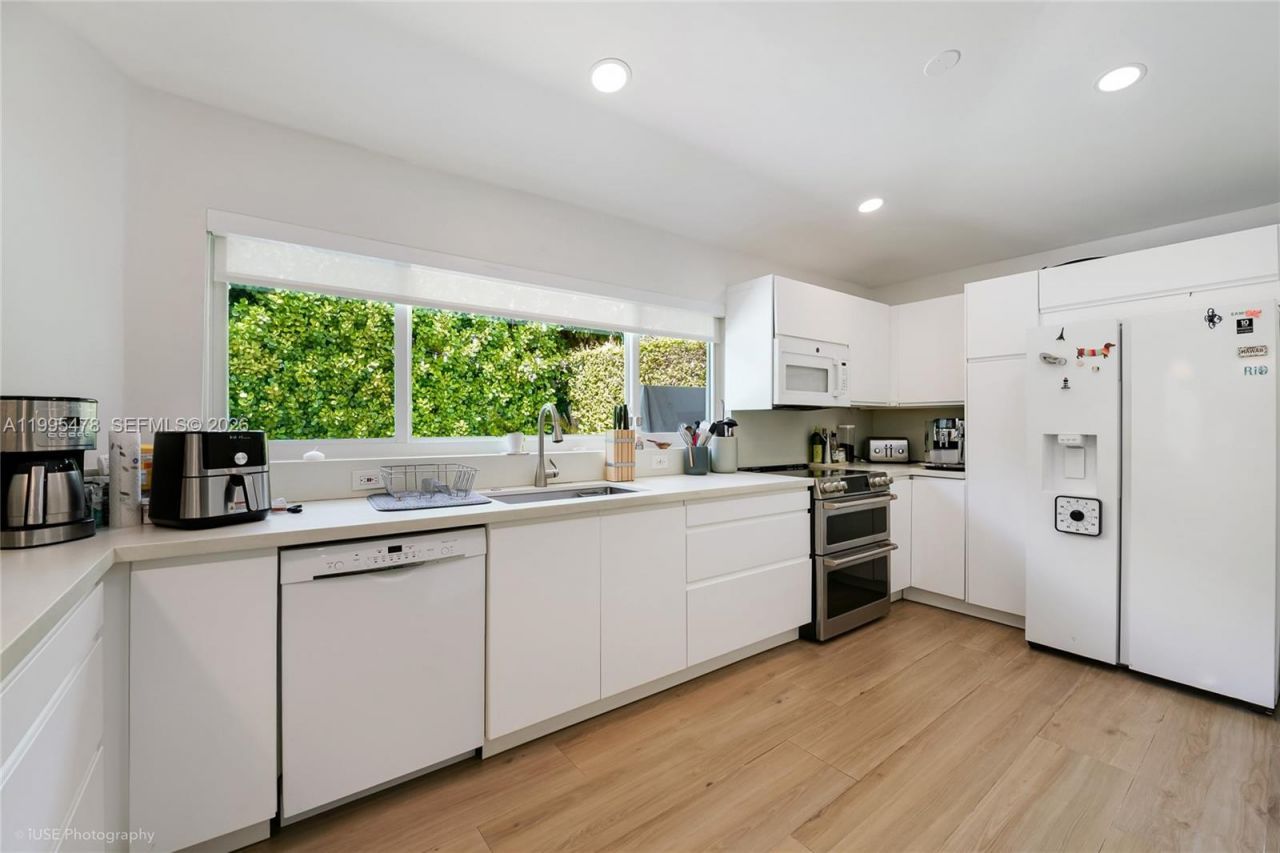 560 Hampton Ln, Key Biscayne, FL 33149 Photo