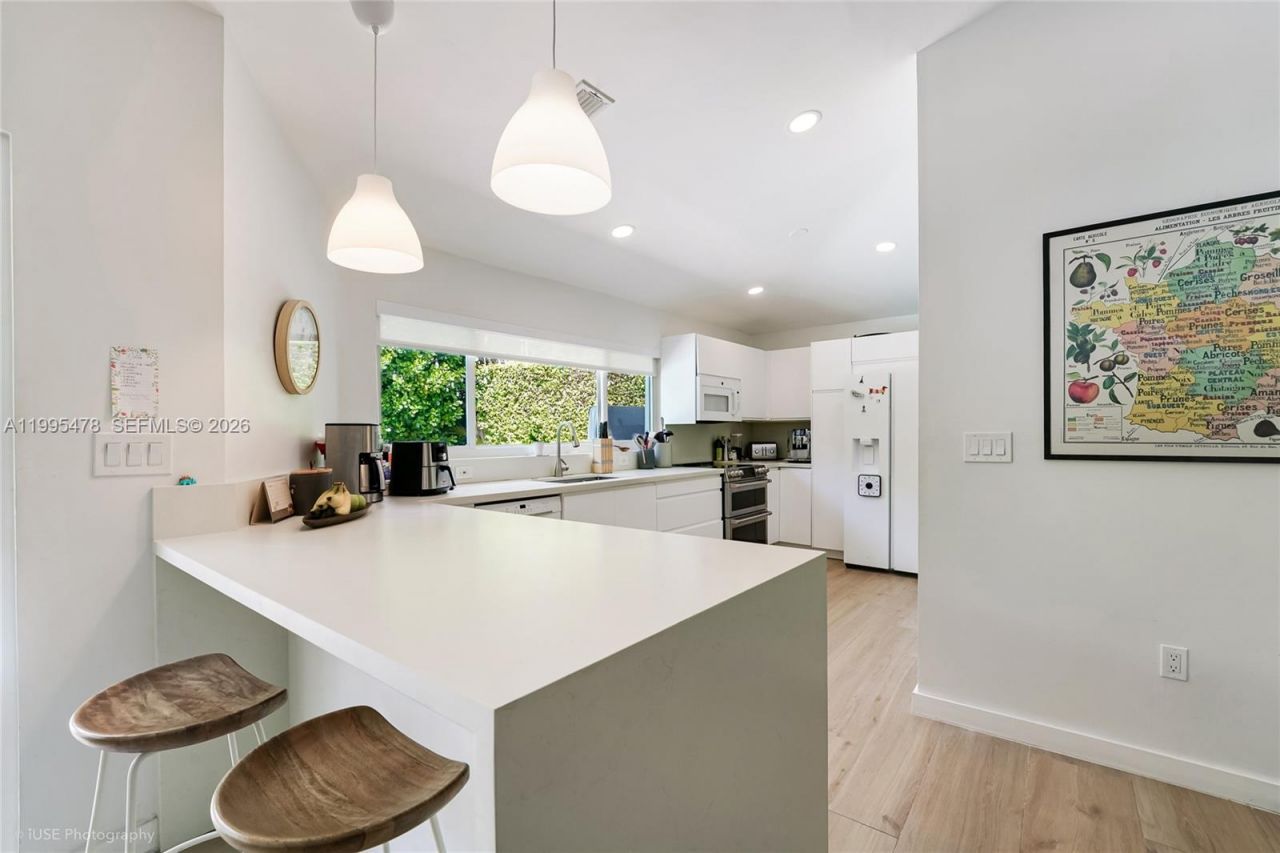 560 Hampton Ln, Key Biscayne, FL 33149 Photo